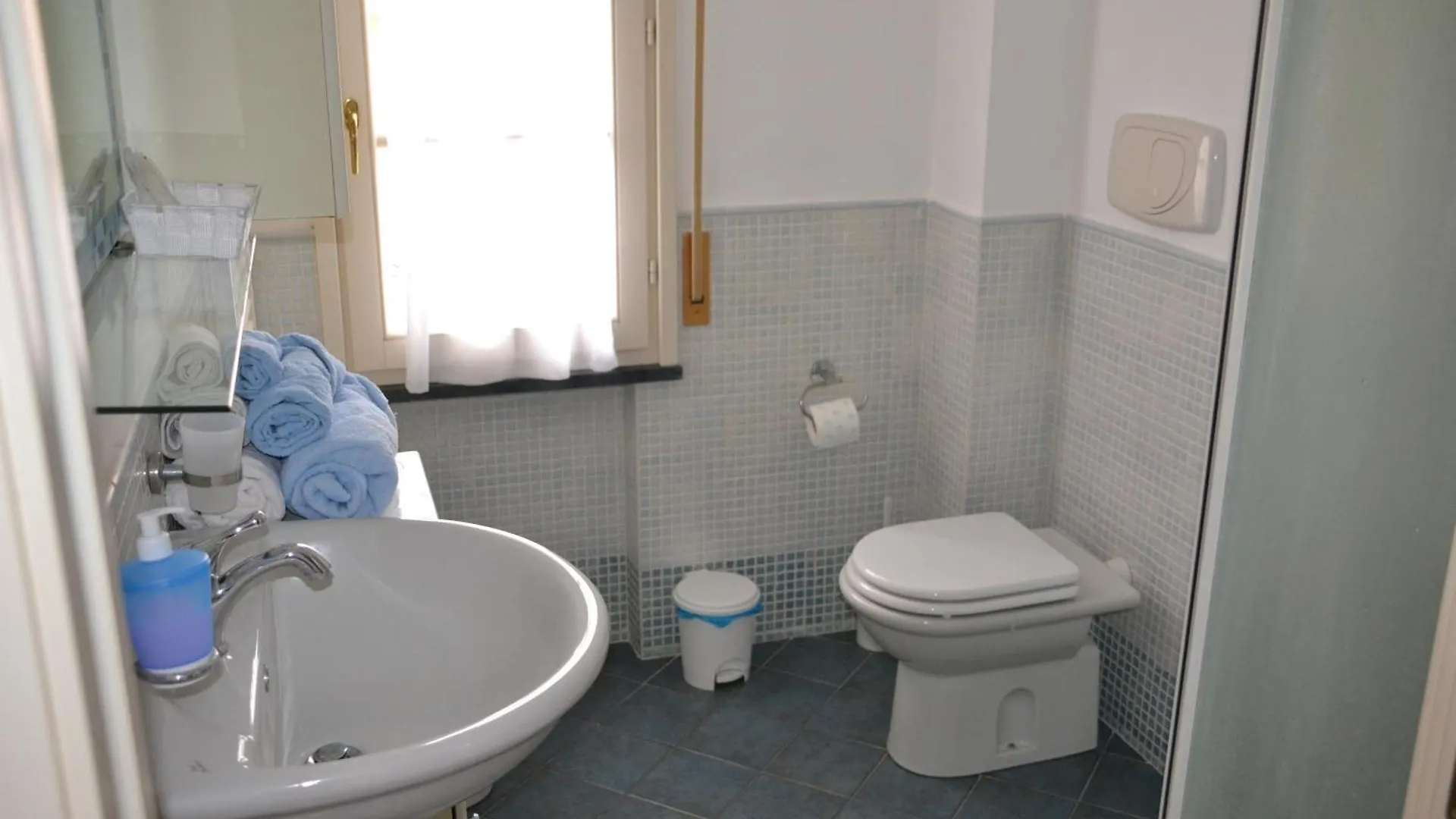 Casa Rosina + Box Per Auto 2 Bici 1,5Km Dalle Mura Lucca 0*,  Italy